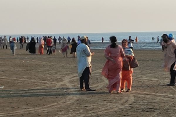 visitors on the parki sea beach