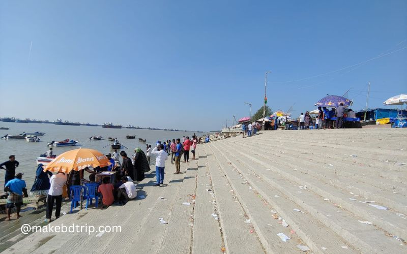 spped boats ghat area on the sea beach