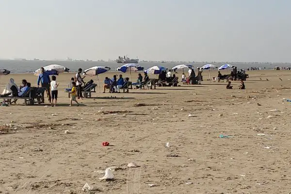 tourist on the parki sea beach